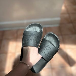 Women’s Gucci slides. Gucci Logo rubber slide sandals. Black, Good condition.
